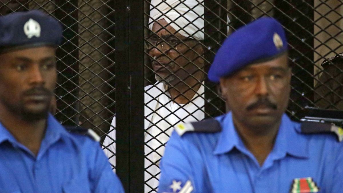 Válečné zločiny a genocida. Exprezident Súdánu míří k haagskému soudu